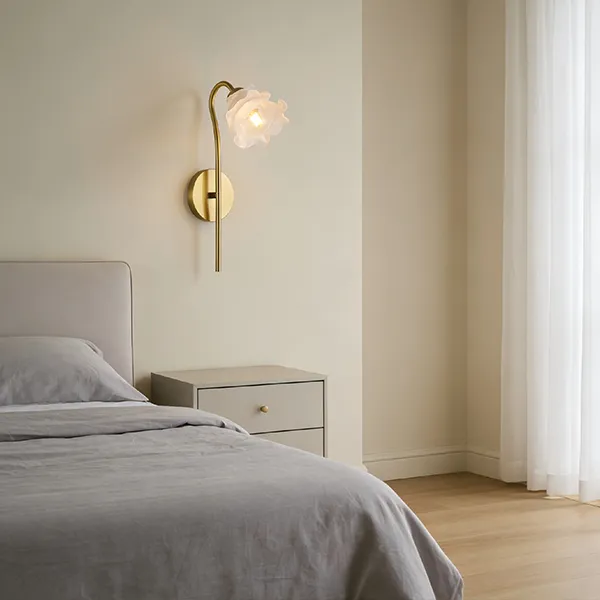 Kaip sujungti modernius sieninius šviestuvus su miegamuoju