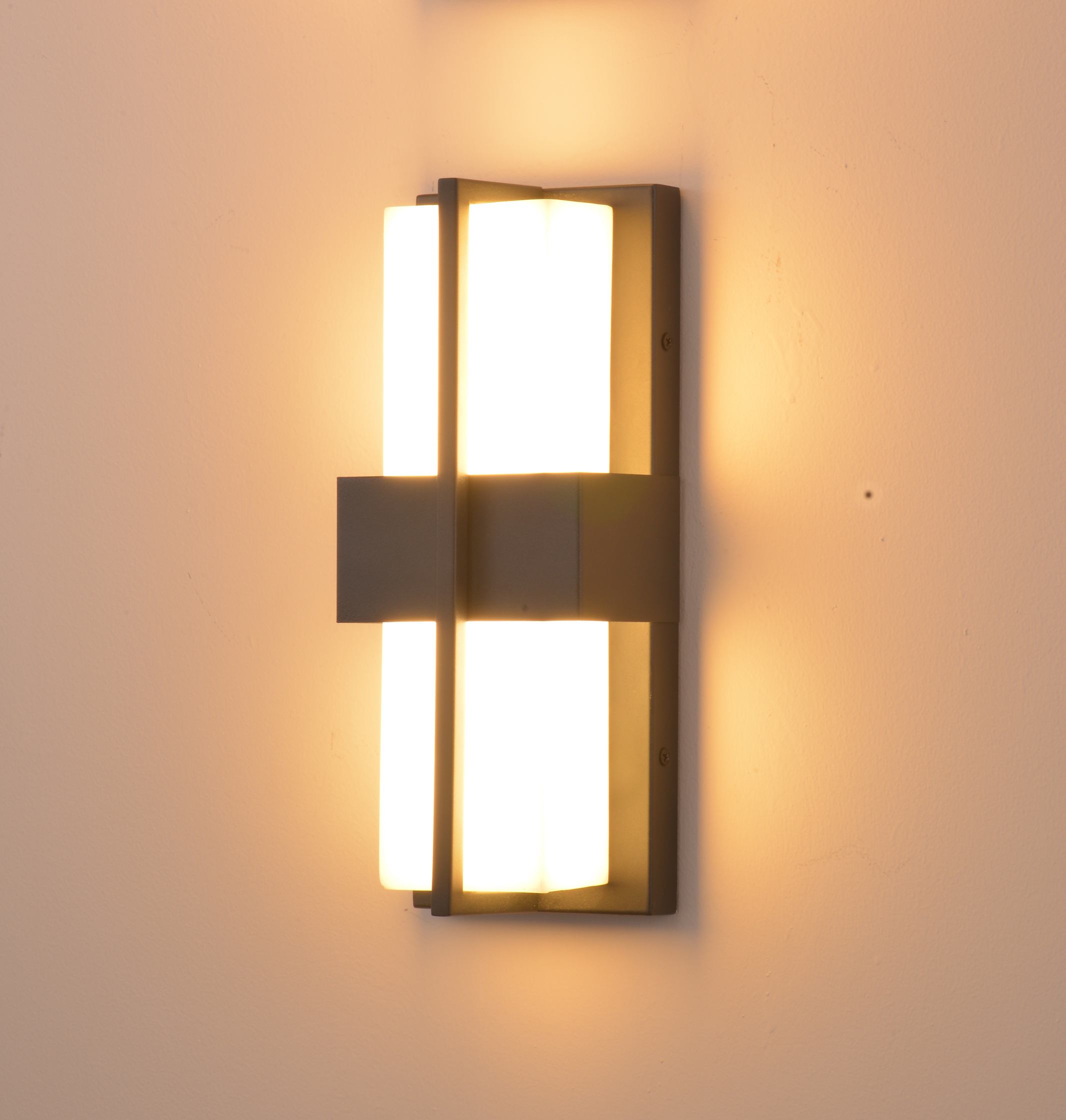 Moderni geometrinė metalinė sieninė lemputė
